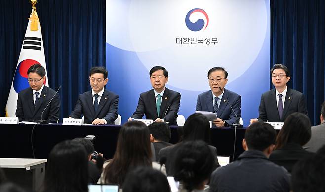 김윤덕(오른쪽 두 번쨰) 국토교통부 장관이 15일 오전 서울 종로구 정부서울청사에서 주택시장 안정화 대책을 발표하고 있다. 대책에 따르면, 기존 서울 내 4개 자치구( 강남구, 서초구, 송파구, 용산구)에 대해 조정대상지역 및 투기과열지구 지정을 유지하고, 나머지 서울 21개 자치구 전체와 경기도 12개 지역(과천시, 광명시, 성남시 분당구·수정구·중원구, 수원시 영통구·장안구·팔달구, 안양시 동안구, 용인시 수지구, 의왕시, 하남시)을 신규 규제 지역으로 지정했다. 임세준 기자