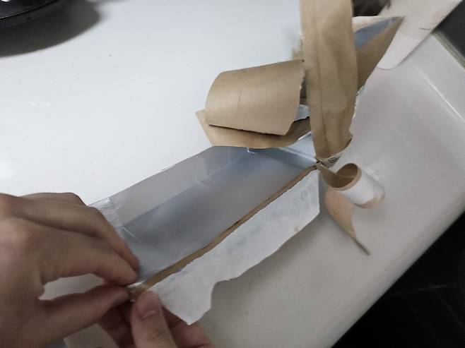 멸균팩 알류미늄 재질을 분리하고 있다. 김광우 기자.