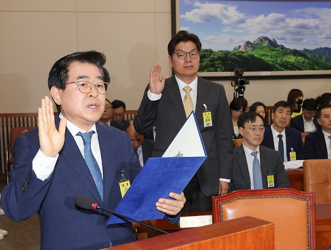 도세호(왼쪽) SPC 대표와 정종철 쿠팡풀필먼트서비스(CFS) 대표가 15일 서울 여의도 국회에서 열린 고용노동부에 대한 기후에너지환경고용노동위원회 국정감사에서 선서를 하고 있다. [연합]