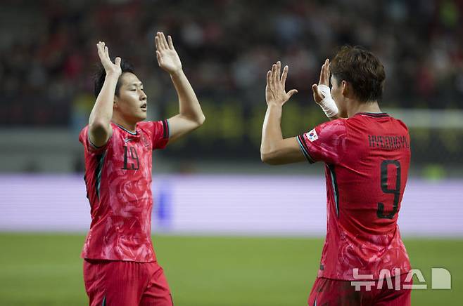 [서울=뉴시스] 김근수 기자 = 14일 오후 서울 마포구 서울월드컵경기장에서 열린 하나은행 초청 축구국가대표팀 친선경기 대한민국과 파라과이의 경기 후반 대한민국 오현규가 추가골을 넣고 세리머니를 하고 있다. 2025.10.14. ks@newsis.com