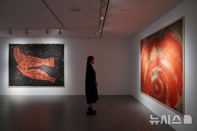 [서울=뉴시스] 박진희 기자 = 현대화랑은 개관 55주년을 맞아 재독 화가 노은님(1946~2022) 특별 회고전 ‘노은님  빨간 새와 함께 With The Red Bird’ 언론공개회를 14일 서울 종로구 현대화랑에서 갖고 작가의 1980~90년대 대표작 15점을 선별해 선보이고 있다. 2025.10.14. pak7130@newsis.com