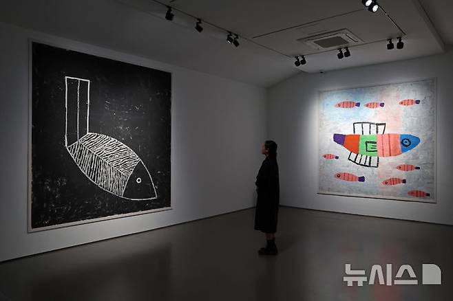 [서울=뉴시스] 박진희 기자 = 현대화랑은 개관 55주년을 맞아 재독 화가 노은님(1946~2022) 특별 회고전 ‘노은님  빨간 새와 함께 With The Red Bird’ 언론공개회를 14일 서울 종로구 현대화랑에서 갖고 작가의 1980~90년대 대표작 '큰 물고기 하나'(왼쪽)과 '큰 물고기 식구들'을 선보이고 있다. 2025.10.14. pak7130@newsis.com