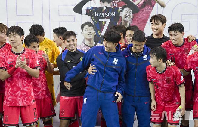 [서울=뉴시스] 김근수 기자 = 14일 오후 서울 마포구 서울월드컵경기장에서 열린 하나은행 초청 축구국가대표팀 친선경기 대한민국과 파라과이의 경기에서 대한민국이 파라과이를 2-0으로 승리를 거뒀다. 대한민국 선수들이 팬들과 기념촬영을 하고있다. 2025.10.14. ks@newsis.com