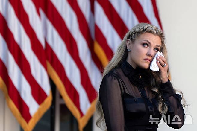 [워싱턴=AP/뉴시스] 14일(현지 시간) 미 워싱턴 백악관 로즈가든에서 열린 찰리 커크 대통령 자유의 메달 수여식에 참석한 부인 에리카 커크가 눈물을 닦고 있다. 2025.10.15.