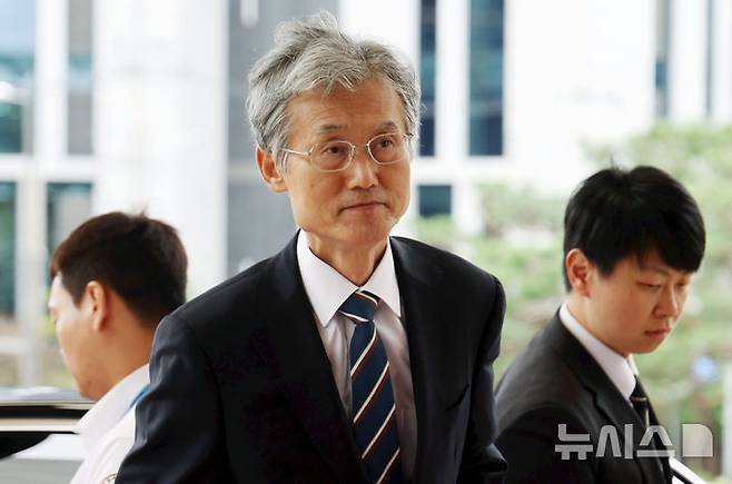 [서울=뉴시스] 홍효식 기자 = 조희대 대법원장이 지난 14일 서울 서초구 대법원으로 출근하고 있다. 2025.10.15. yesphoto@newsis.com