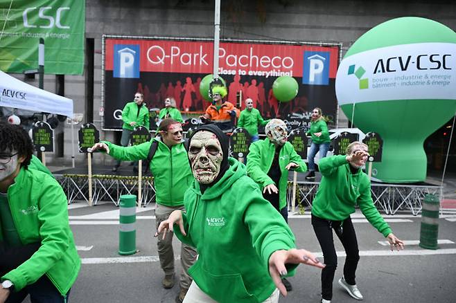 [브뤼셀=AP/뉴시스] 14일(현지 시간) 벨기에 브뤼셀에서 좀비 복장을 한 사람들이 총파업 행진에 참여하고 있다. 2025.10.15.