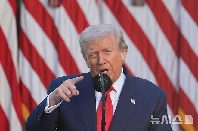 [워싱턴=AP/뉴시스] 도널드 트럼프 미국 대통령이 14일(현지 시간) 미 워싱턴 백악관 로즈가든에서 열린 찰리 커크 대통령 자유의 메달 수여식에 참석해 발언하고 있다. 2025.10.15.