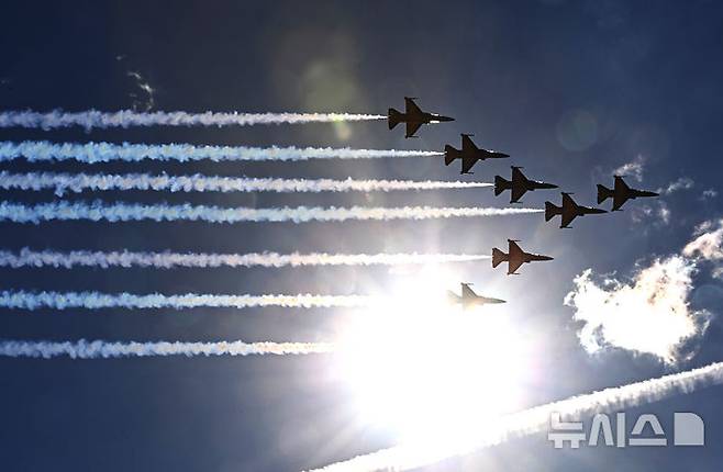 [성남=뉴시스] 김종택 기자 = 서울 국제 항공우주 및 방위산업 전시회(서울 ADEX) 개막을 이틀 앞둔 15일 경기 성남시 서울공항 상공에서 공군 특수비행팀 블랙이글스가 곡예비행과 정밀 편대비행을 펼치며 사전 리허설 비행을 하고 있다. 2025.10.15. jtk@newsis.com