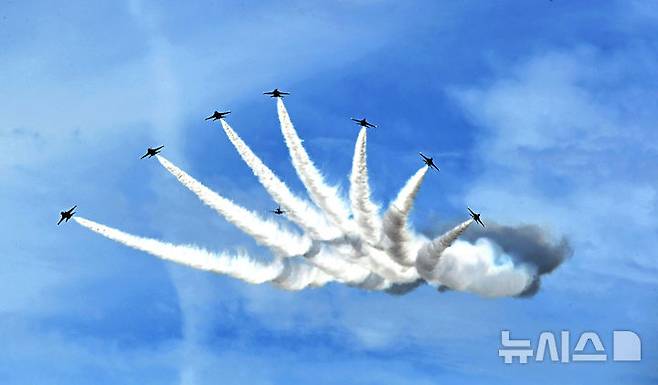 [성남=뉴시스] 김종택 기자 = 서울 국제 항공우주 및 방위산업 전시회(서울 ADEX) 개막을 이틀 앞둔 15일 경기 성남시 서울공항 상공에서 공군 특수비행팀 블랙이글스가 곡예비행과 정밀 편대비행을 펼치며 사전 리허설 비행을 하고 있다. 2025.10.15. jtk@newsis.com