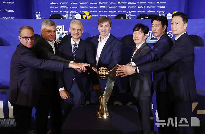 [서울=뉴시스] 김진아 기자 = 15일 서울 호텔리베라 청담 베르사이유홀에서 열린 진에어 2025~2026 V-리그 남자부 미디어데이에서 각 구단 감독과 선수들이 기념촬영을 하고 있다. 왼쪽부터 마우리시오 파에스 우리카드 감독, 헤난 달 조토 대한항공 감독, 레오나르도 카르발류 KB손해보험 감독, 필립 블랑 현대캐피탈 감독, 신영철 OK저축은행 감독, 권영민 한국전력 감독, 김상우 삼성화재 감독. 2025.10.15. bluesoda@newsis.com