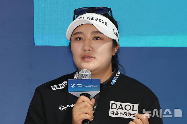 [해남=뉴시스] 권창회 기자 = 15일 오후 전남 해남 파인비치 골프링크스에서 열린 BMW 레이디스 챔피언십 2025 미디어데이에서 유해란이 취재진 질문에 답하고 있다. 2025.10.15. kch0523@newsis.com