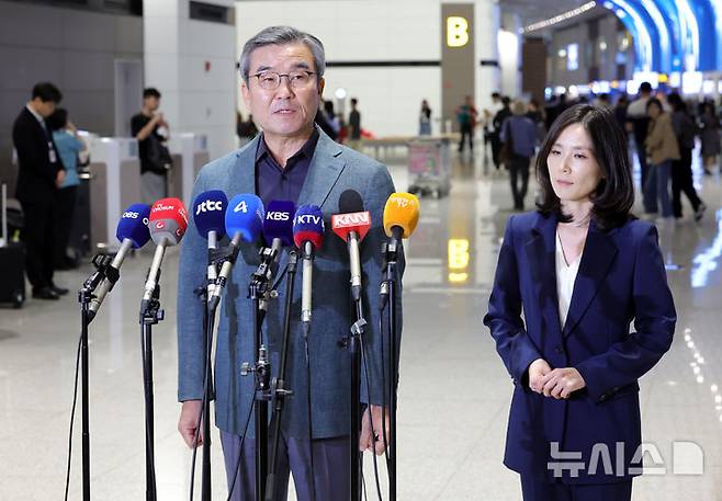 [인천공항=뉴시스] 홍효식 기자 = 정부합동대응팀 단장인 김진아(오른쪽) 외교부 2차관과 박성주 경찰청 국가수사본부장이 15일 오후 인천국제공항 제2터미널에서 한국인 대상 취업사기·납치·감금 범죄가 빈번하게 발생하고 있는 캄보디아로 출국하기 앞서 발언하고 있다. 2025.10.15. yesphoto@newsis.com