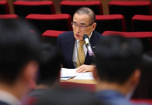 위성락 안보실장, 캄보디아 이슈 대응 현황 브리핑 위성락 안보실장, 캄보디아 이슈 대응 현황 브리핑     (서울=연합뉴스) 김도훈 기자 = 위성락 국가안보실장이 15일 용산 대통령실에서 최근 캄보디아에서 발생한 한국인 대상 납치·감금 범죄 대응 현황 관련 브리핑을 하고 있다. 2025.10.15     superdoo82@yna.co.kr (끝)   <저작권자(c) 연합뉴스, 무단 전재-재배포, AI 학습 및 활용 금지>