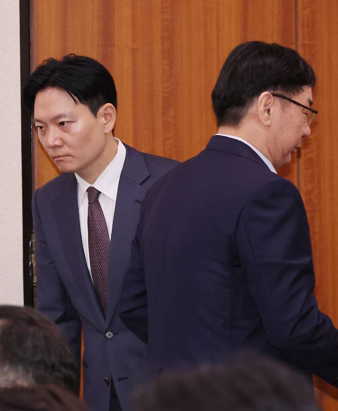 법사위 국감서 지나치는 박상용-이화영      (서울=연합뉴스) 박동주 기자 = 14일 서울 여의도 국회에서 열린 법무부 등에 대한 법제사법위원회 국정감사에서 국민의힘 나경원 의원의 질의가 이어지고 있는 가운데 박상용 법무연수원 교수가 발언대로, 이화영 전 경기도 평화부지사가 답변을 마치고 자리로 향하고 있다. 2025.10.14     pdj6635@yna.co.kr (끝)   <저작권자(c) 연합뉴스, 무단 전재-재배포, AI 학습 및 활용 금지> 연합뉴스