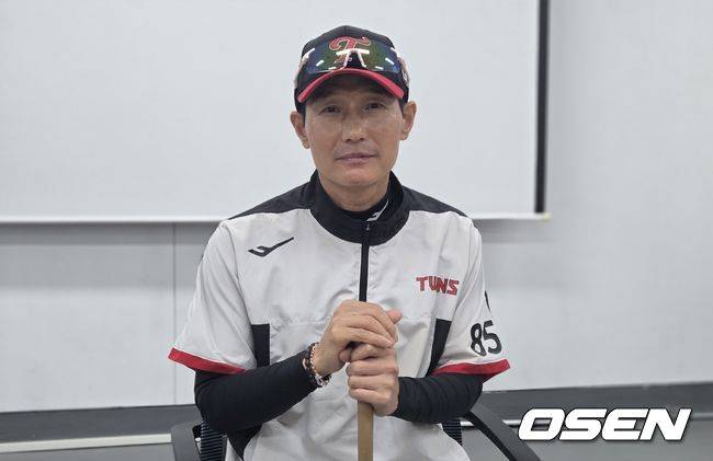 [OSEN=이천, 한용섭 기자] LG 트윈스 염경엽 감독이 13일 이천 LG챔피언스파크에서 취재진과 한국시리즈 준비 과정에 대해 인터뷰를 하고 있다. /orange@osen.co.kr