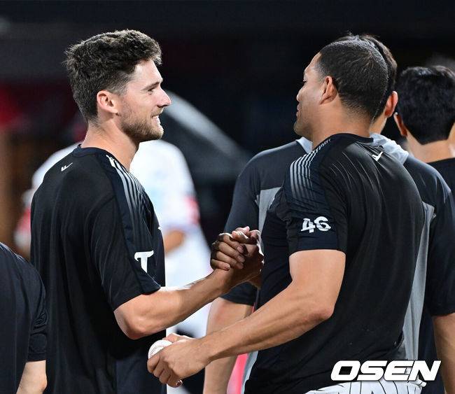 [OSEN=수원, 최규한 기자]&nbsp;LG 트윈스는 10일 수원 KT위즈파크에서 열린 2025 KBO리그 KT 위즈와 경기에서 11-2로 승리했다.&nbsp;LG의 새 외국인 투수 톨허스트는 KBO리그 데뷔전에서 완벽투를 뽐냈다. 7이닝 동안 77구를 던지며 2피안타 7탈삼진 무실점으로 승리 투수가 됐다. 경기를 마치고 LG 승리투수 톨허스트가 치리노스와 인사를 나누고 있다. 2025.08.12 / dreamer@osen.co.kr