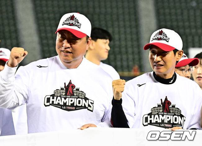 [OSEN=잠실, 지형준 기자] 프로야구 LG 트윈스가 극적으로 2025 정규시즌 우승을 차지했다. 자력 우승이 물거품이 된 LG는 SSG 랜더스가 한화 이글스에 극적인 끝내기 승리를 거두면서 우승을 확정했다.&nbsp;LG는 1일 서울 잠실구장에서 열린 2025 KBO리그 NC와 시즌 마지막 경기에서&nbsp;3-7로 패배했다.&nbsp;이로써 LG는 85승 3무 56패로 시즌을 마쳤다.&nbsp;LG 차명석 단장, 염경엽 감독이 우승 세리머니를 하고 있다. 2025.10.01 /jpnews@osen.co.kr