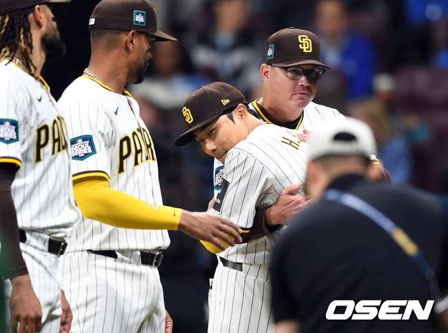 [OSEN=고척, 지형준 기자] 20일 오후 서울 고척스카이돔에서&nbsp;‘MLB 월드투어 서울 시리즈’&nbsp;LA 다저스와 샌디에이고 파드리스의 경기가 열렸다. 경기에 앞서 샌디에이고 파드리스 김하성이 마이크 쉴트 감독과 포옹하고 있다. 2024.03.20 /jpnews@osen.co.kr