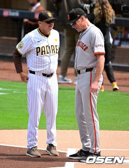 [OSEN=펫코파크(샌디에이고 미국 캘리포니아주), 지형준 기자] 개막 행사에서 샌디에이고 마이크 쉴트 감독과 샌프란시스코 밥 멜빈 감독이 인사를 나누고 있다. 2024.03.29 /jpnews@osen.co.kr