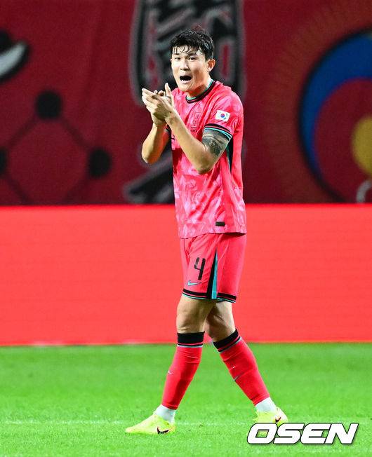 [OSEN=서울월드컵경기장, 지형준 기자] 한국 축구가 안방에서 '남미 강호' 파라과이를 물리치며 사상 최초의 2026 국제축구연맹(FIFA) 북중미 월드컵 포트 2 확보에 청신호를 켰다.한국 축구대표팀은 14일 오후 8시&nbsp;서울월드컵경기장에서 열린 A매치&nbsp;친선 경기에서 파라과이를 2-0으로 제압했다. 지난 10일 일본 원정에서 2-2로 비기고 온 파라과이는 한국에 덜미를 잡히며 10월 아시아 투어를 1무 1패로 마감하게 됐다.전반 한국 김민재가 동료선수들을 독려하고 있다. 2025.10.14. /jpnews@osen.co.kr