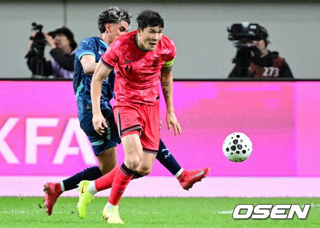 [OSEN=서울월드컵경기장, 조은정 기자]홍명보 감독이 이끄는 대한민국 대표팀과 파라과이의 A매치 평가전이 14일 오후 서울월드컵경기장에서 열렸다.'남미 강호' 파라과이는 지난 10일 일본 원정에서 2-2 무승부를 거두고 온 팀이다. 이번 경기는 홍명보호의 2026 북중미 월드컵 포트 배정을 두고도 중요한 일전이다.&nbsp;현재 한국은 오스트리아, 호주, 에콰도르와 치열한&nbsp;포트 2 막차 경쟁을 벌이고 있다.후반 대한민국 김민재가 파라과이 수비 속 공을 지켜내고 있다. 2025.10.14 /cej@osen.co.kr