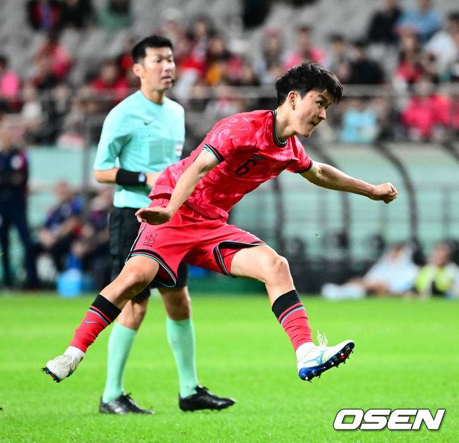 [OSEN=서울월드컵경기장, 지형준 기자]홍명보 감독이 이끄는 대한민국 대표팀과 파라과이의 A매치 평가전이 14일 오후 서울월드컵경기장에서 열렸다.'남미 강호' 파라과이는 지난 10일 일본 원정에서 2-2 무승부를 거두고 온 팀이다. 이번 경기는 홍명보호의 2026 북중미 월드컵 포트 배정을 두고도 중요한 일전이다.&nbsp;현재 한국은 오스트리아, 호주, 에콰도르와 치열한&nbsp;포트 2 막차 경쟁을 벌이고 있다.후반 한국 황인범이 슛을 날리고 있다. 2025.10.14. /jpnews@osen.co.kr