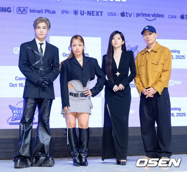 [OSEN=이대선 기자] 15일 서울 강남구 엘리에나 호텔에서 Mnet 새 프로그램 ‘언프리티 랩스타 : 힙팝 프린세스’ 제작발표회가 열렸다.‘힙팝 프린세스’는 한국과 일본 참가자들이 직접 음악, 안무, 스타일링, 영상 제작에 참여하며 자신만의 색깔을 만들어가는 글로벌 힙합 걸그룹 탄생 프로젝트다.Mnet·U-NEXT 한일 합작 프로젝트 ‘힙팝 프린세스’는 오는 10월 16일(목) 오후 9시 50분 첫 방송된다.메인 프로듀서 이와타 타카노리, 리에하타, 아이들 소연, 다이나믹 듀어 개코가 포토타임을 가지고 있다. 2025.10.15 /sunday@osen.co.kr