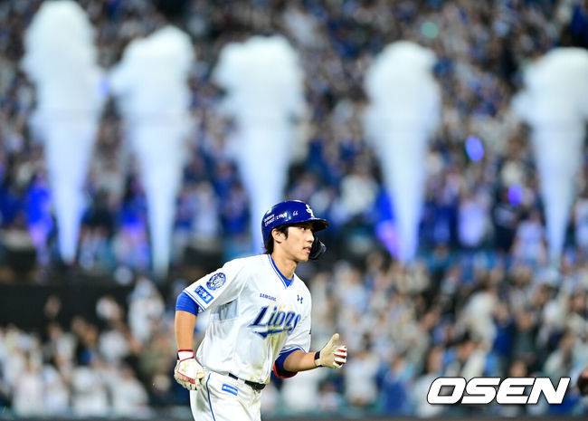 [OSEN=대구, 최규한 기자] 프로야구 삼성 라이온즈가 약속의 8회를 연출했다. 외국인 타자 르윈 디아즈와 이재현의 백투백 홈런을 앞세워 SSG 랜더스를 꺾고 플레이오프 진출에 성공했다.&nbsp;삼성은 14일 대구삼성라이온즈파크에서 열린 SSG와의 준플레이오프 4차전에서 8회 디아즈와 이재현의 백투백 홈런에 힘입어 5-2로 승리했다. 이로써 시리즈 전적 3승 1패로 플레이오프 진출 티켓을 거머 쥐었다.&nbsp;8회말 2사 주자없는 상황 삼성 이재현이 달아나는 좌월 솔로포를 날리고 그라운드를 돌고 있다. 디아즈에 이어 백투백홈런. 2025.10.14 / dreamer@osen.co.kr