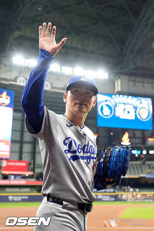 [사진] LA 다저스 야마모토 요시노부가 NLCS 2차전 완투승 이후 팬들에게 손을 흔들고 있다. ⓒGettyimages(무단전재 및 재배포 금지)