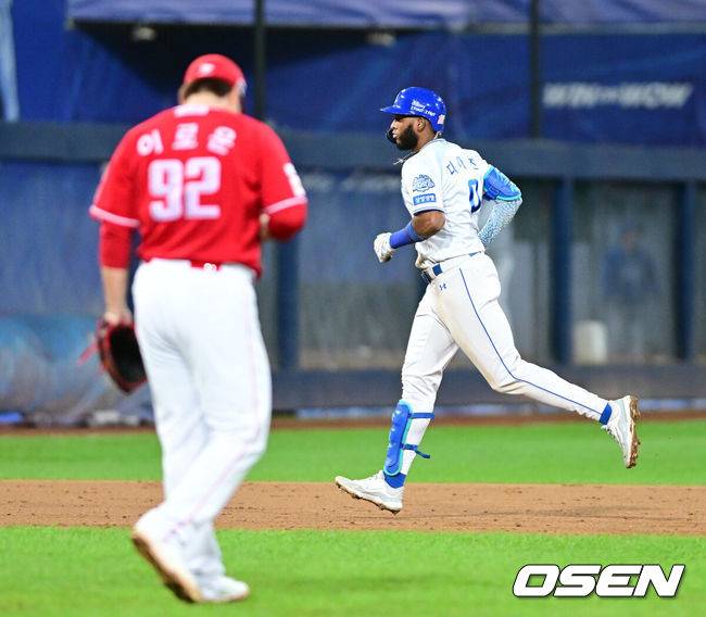 [OSEN=대구, 최규한 기자] 프로야구 삼성 라이온즈가 약속의 8회를 연출했다. 외국인 타자 르윈 디아즈와 이재현의 백투백 홈런을 앞세워 SSG 랜더스를 꺾고 플레이오프 진출에 성공했다. 삼성은 14일 대구삼성라이온즈파크에서 열린 SSG와의 준플레이오프 4차전에서 8회 디아즈와 이재현의 백투백 홈런에 힘입어 5-2로 승리했다. 이로써 시리즈 전적 3승 1패로 플레이오프 진출 티켓을 거머 쥐었다. 8회말 2사 1루 상황 삼성 디아즈가 SSG 이로운을 상대로 다시 앞서가는 우월 투런포를 날리고 그라운드를 돌고 있다. 2025.10.14 / dreamer@osen.co.kr