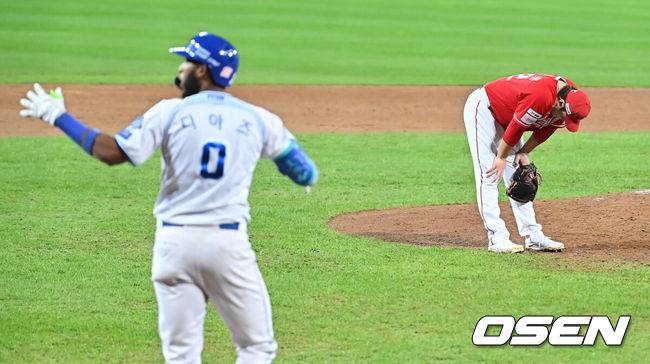 [OSEN=대구, 이석우 기자] 14일 대구 삼성라이온즈파크에서 2025 신한 SOL뱅크 KBO 준플레이오프 삼성 라이온즈와 SSG 랜더스의 4차전 경기가 열렸다. 홈팀 삼성은 후라도가, 방문팀 SSG는 김광현이 선발 투수로 출전했다.SSG 랜더스 이로운이 8회말 2사 1루  삼성 라이온즈 디아즈에게 우월 2점 홈런을 맞고 아쉬워하고 있다. 2025.10.14 / foto0307@osen.co.kr