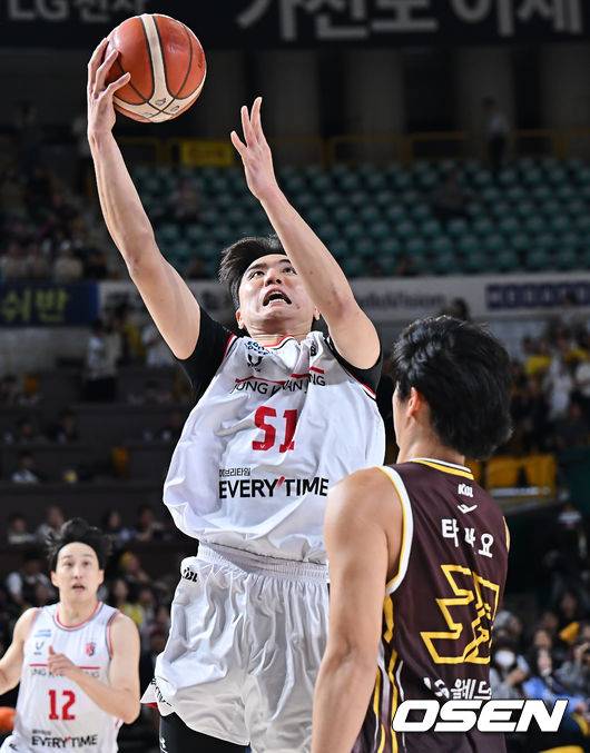 [OSEN=창원, 이석우 기자] 15일 창원 체육관에서 2025-2026 LG전자 프로농구 창원 LG와 안양 정관장의 경기가 열렸다.  LG의 외곽을 책임지는 유기상이 2번째 4경기 연속 3점슛 5개+ 성공 기록에 도전한다. 안양 정관장 한승희가 창원 LG 칼 타마요의 마크를 피해 골밑슛을 시도하고 있다. 2025.10.15 / foto0307@osen.co.kr