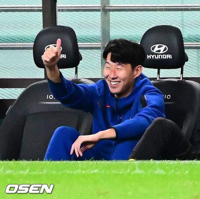 [OSEN=서울월드컵경기장, 지형준 기자]홍명보 감독이 이끄는 대한민국 대표팀과 파라과이의 A매치 평가전이 14일 오후 서울월드컵경기장에서 열렸다.'남미 강호' 파라과이는 지난 10일 일본 원정에서 2-2 무승부를 거두고 온 팀이다. 이번 경기는 홍명보호의 2026 북중미 월드컵 포트 배정을 두고도 중요한 일전이다.&nbsp;현재 한국은 오스트리아, 호주, 에콰도르와 치열한&nbsp;포트 2 막차 경쟁을 벌이고 있다.후반 한국 손흥민이 황인범의 중거리슛에 엄지를 치켜들고 있다. 2025.10.14. /jpnews@osen.co.kr