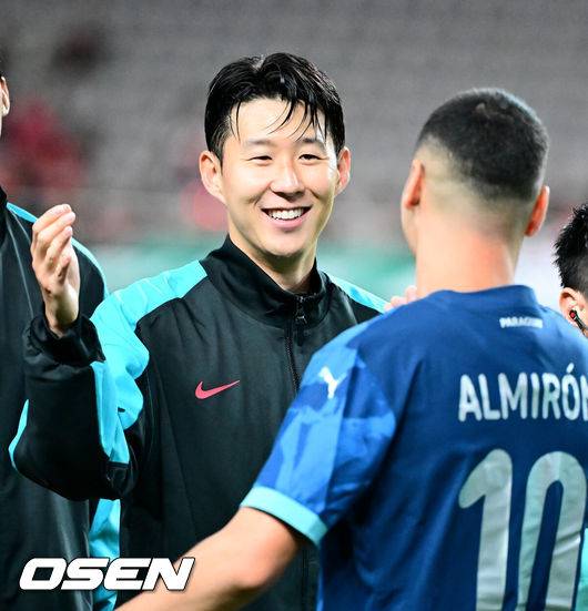 [OSEN=서울월드컵경기장, 지형준 기자] 한국 축구가 안방에서 '남미 강호' 파라과이를 물리치며 사상 최초의 2026 국제축구연맹(FIFA) 북중미 월드컵 포트 2 확보에 청신호를 켰다.한국 축구대표팀은 14일 오후 8시&nbsp;서울월드컵경기장에서 열린 A매치&nbsp;친선 경기에서 파라과이를 2-0으로 제압했다. 지난 10일 일본 원정에서 2-2로 비기고 온 파라과이는 한국에 덜미를 잡히며 10월 아시아 투어를 1무 1패로 마감하게 됐다.경기에 앞서 한국 손흥민이 파라과이 알미론과 인사를 나누고 있다. 2025.10.14. /jpnews@osen.co.kr