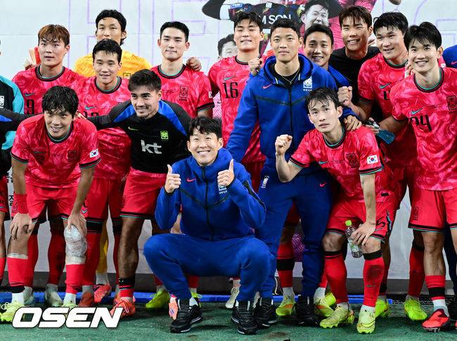 [OSEN=서울월드컵경기장, 지형준 기자] 한국 축구가 안방에서 '남미 강호' 파라과이를 물리치며 사상 최초의 2026 국제축구연맹(FIFA) 북중미 월드컵 포트 2 확보에 청신호를 켰다.한국 축구대표팀은 14일 오후 8시&nbsp;서울월드컵경기장에서 열린 A매치&nbsp;친선 경기에서 파라과이를 2-0으로 제압했다. 지난 10일 일본 원정에서 2-2로 비기고 온 파라과이는 한국에 덜미를 잡히며 10월 아시아 투어를 1무 1패로 마감하게 됐다.경기를 마치고 한국 선수들이 손흥민 A매치 최다 출전을 응원하는 현수막 앞에서 붉은 악마와 기념 촬영을 하고 있다. 브라질전 출전으로 한국 축구 A매치 최다 출전(137경기) 금자탑을 쌓은 손흥민은 이날 선발로 나서며 138경기로 기록을 늘렸다. 2025.10.14. /jpnews@osen.co.kr