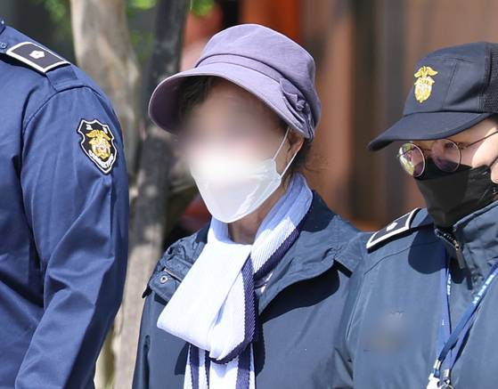 ▲윤 대통령의 장모 최은순씨가 통장 잔고증명서 위조 혐의 등으로 구속됐다가 지난 2024년 5월 가석방되고 있다. 최씨는 2023년 7월 징역 1년을 선고받았다. ⓒ연합뉴스