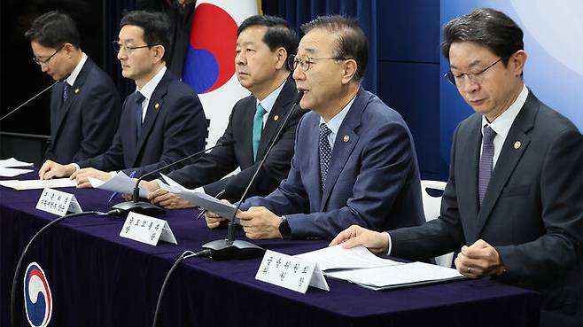 김윤덕 국토교통부 장관이 15일 정부서울청사에서 주택시장 안정화 대책 관계부처 합동 브리핑을 하고 있다.