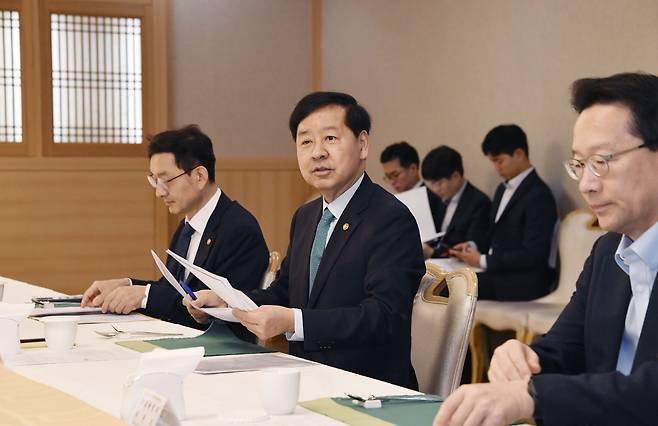 구윤철 부총리 겸 기획재정부 장관이 15일 서울 종로구 정부서울청사에서 열린 '부동산관계장관회의'를 주재하고 있다. 기획재정부 제공