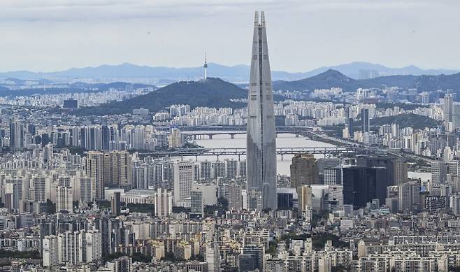 정부가 이번주 추가 부동산 대책을 내놓겠다고 밝힌 가운데 규제지역과 토지거래허가구역 확대 가능성이 제기되고 있다. 사진은 14일 경기 광주시 남한산성에서 바라본 서울 시내 아파트의 모습. 2025.10.14 이지훈 기자