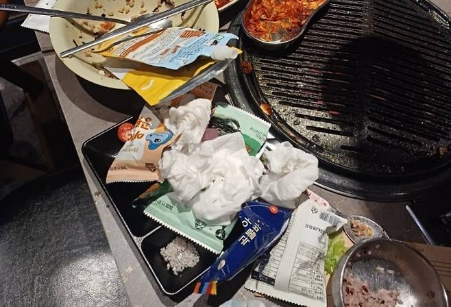 식사 후 자리를 떠난 손님이 테이블 위에 온갖 쓰레기와 사용한 기저귀까지 버리고 간 사연이 전해지며 공분을 사고 있다. 네이버 카페 ‘아프니까 사장이다’ 캡처