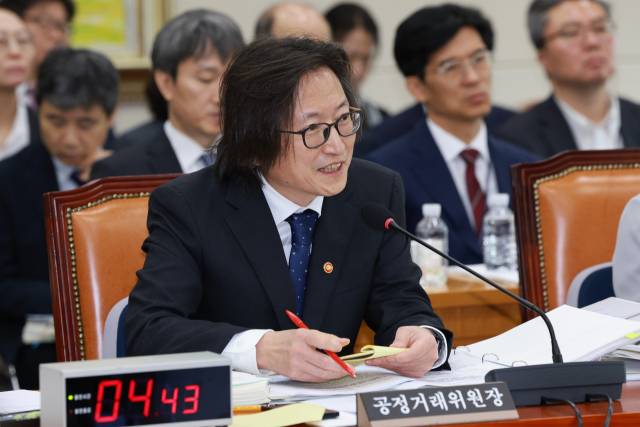 14일 서울 영등포구 여의도 국회에서 열린 공정거래위원회, 개인정보보호위원회 등에 대한 정무위원회 국정감사에서 주병기 공정거래위원장이 의원 질의에 답변하고 있다. 연합뉴스