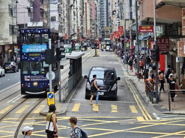 15일 홍콩 센트럴 지역의 한 도로를 시민들이 걸어다니고 있다. 윤지영 기자