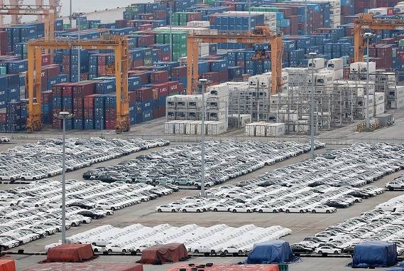 지난 12일 경기도 평택시 평택항에 컨테이너가 쌓여 있는 모습 ©연합뉴스