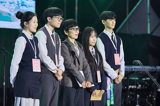 울산울주세계산악영화제(집행위원장 엄홍길)는 지역 친환경 기업 주식회사 원더플라스틱(대표 김민석)과 협력해 10주년을 맞은 올해 영화제에서 100% 폐플라스틱을 재활용한 친환경 명찰을 제작·활용했다고 밝혔다. ⓒ울산울주세계산악영화제