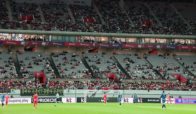 한국-파라과이전이 열린 14일 서울월드컵경기장에는 고작 2만2206명의 관중만이 찾았다.  상암벌 역대 A매치 최소관중 6위다. 상암｜뉴시스