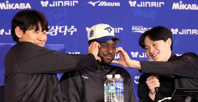 한국전력 쉐론 베논 에반스와 김정호(오른쪽)가 15일 서울 청담동 리베라호텔에서 열린 진에어 2025-2026 V리그 남자부 개막 미디어데이에서 구호를 외치고 있다. 2025.10.15 eastsea@yna.co.kr 연합뉴스