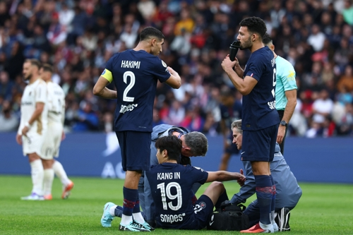 PSG 이강인이 랑스전에서 발목 통증을 호소하며 주저 앉아 있다. AFP연합뉴스