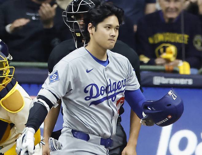 LA 다저스 오타니 쇼헤이가 15일 밀워키와의 NLCS 2차전에서 8회초 삼진을 당한 뒤 아쉬운 표정으로 물러나고 있다. UPI연합뉴스