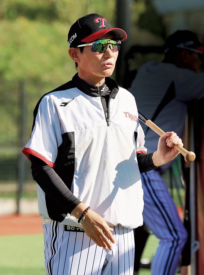 염경엽 LG 감독이 지난 8일 이천 LG챔피언스파크에서 선수들의 훈련을 지켜보고 있다. LG 트윈스 제공