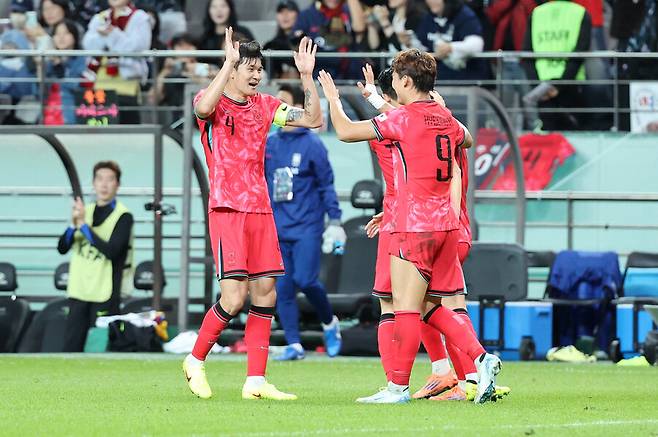 ▲ 14일 서울 마포구 서울월드컵경기장에서 열린 한국과&nbsp;파라과이&nbsp;축구 대표팀의 친선경기.&nbsp;엄지성의 선제골과 오현규의 추가골로 한국이 2-0으로 이기면서 승리 분위기로 돌아섰다. ⓒ&nbsp;연합뉴스